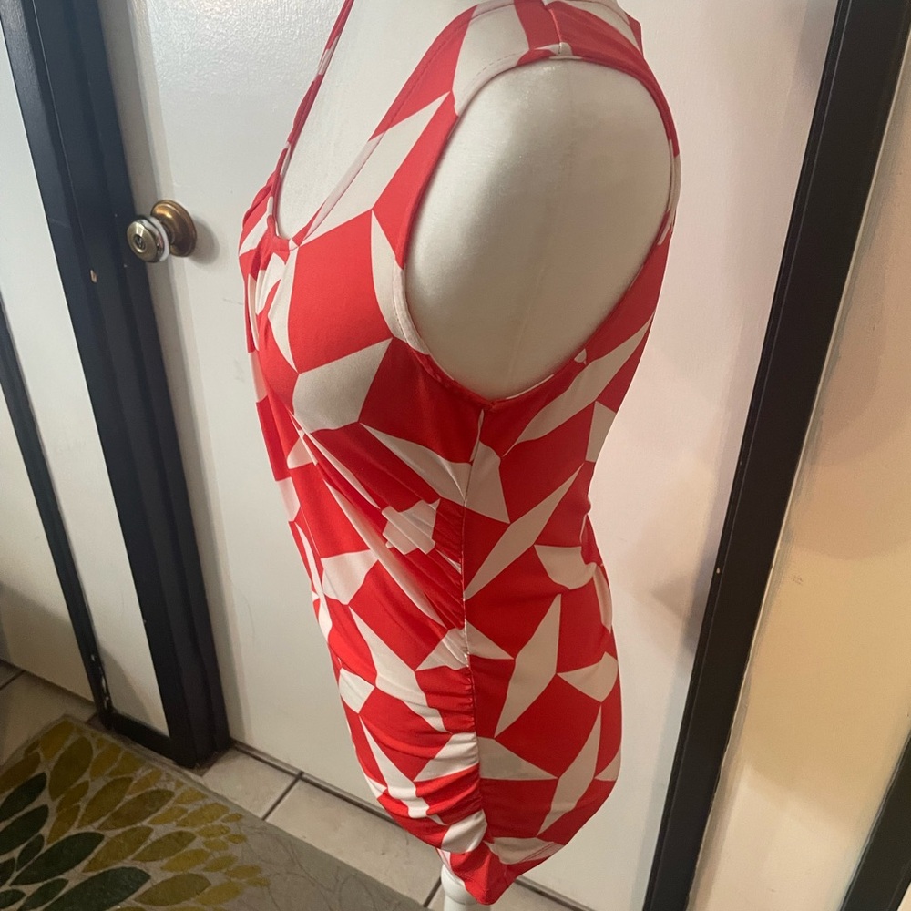 Salmon and white colored varying diamond pattern strech scoop neck tank top - Picture 4 of 8